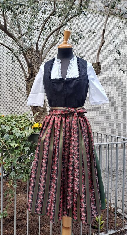 Dirndl Black Roses XXL € 99,00 Dirndl Black Roses XXL € 99,00