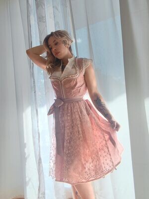Dirndl Rosa € 220,00 Dirndl Rosa € 220,00