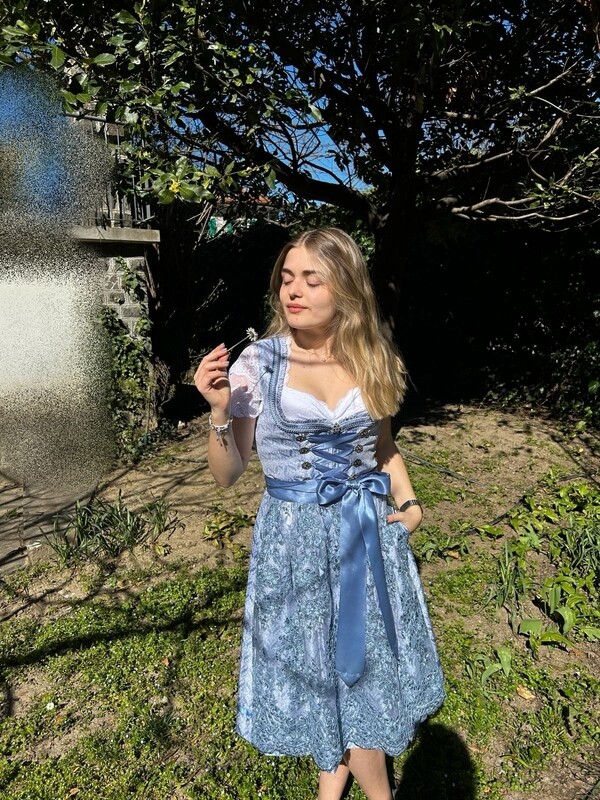 Dirndl Alessa 44 €199,00