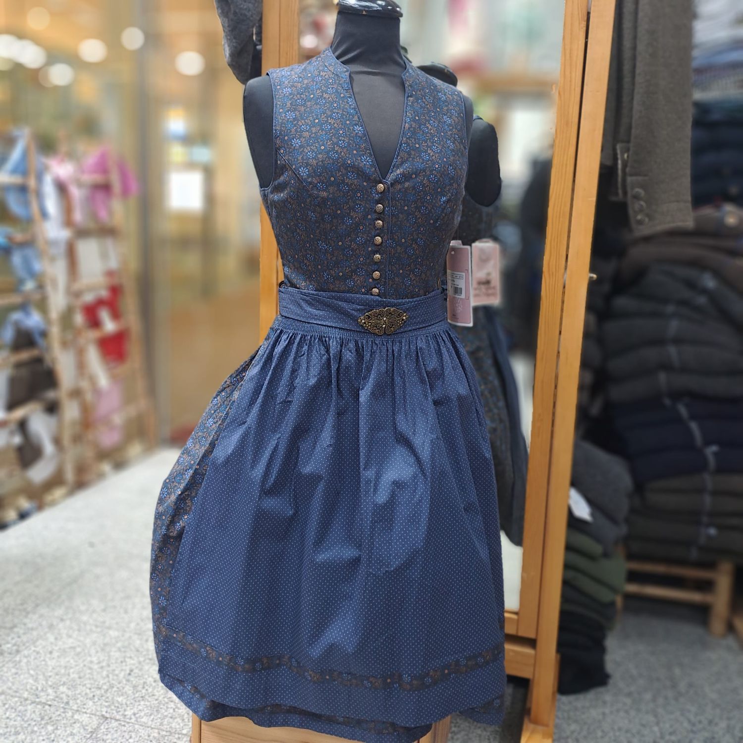 Dirndl Mira 32,36 € 159,00