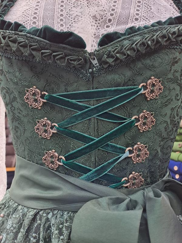 Dirndl Nelly long 36 € 259,00
