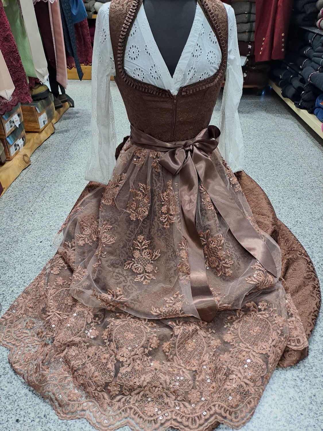 Dirndl Erika  long  € 299,00