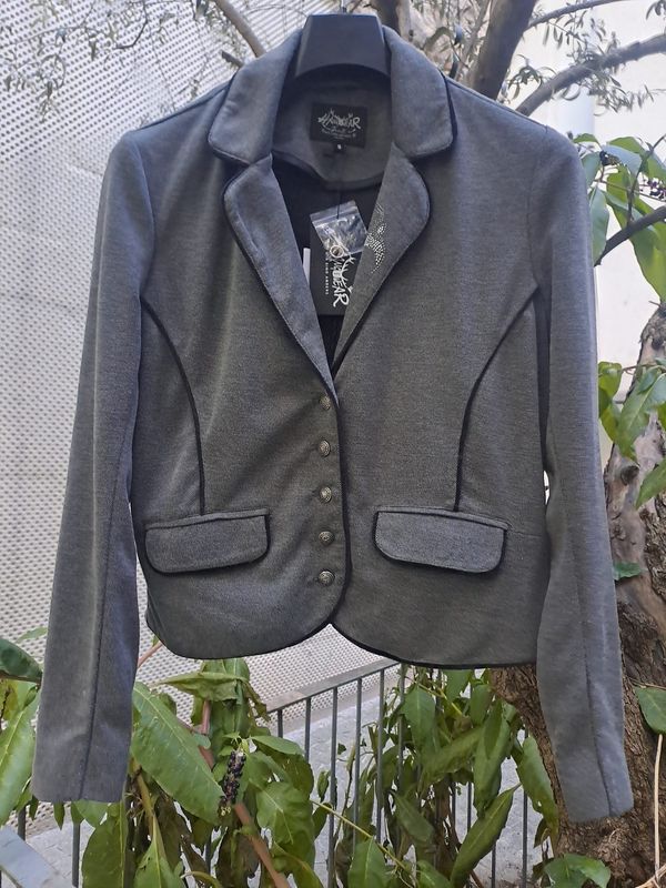 Blazer Doreen € 99,00 Blazer Doreen € 99,00