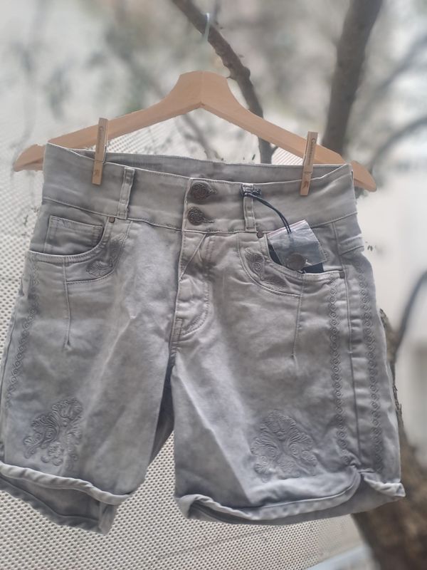 Hendrina short € 89,00