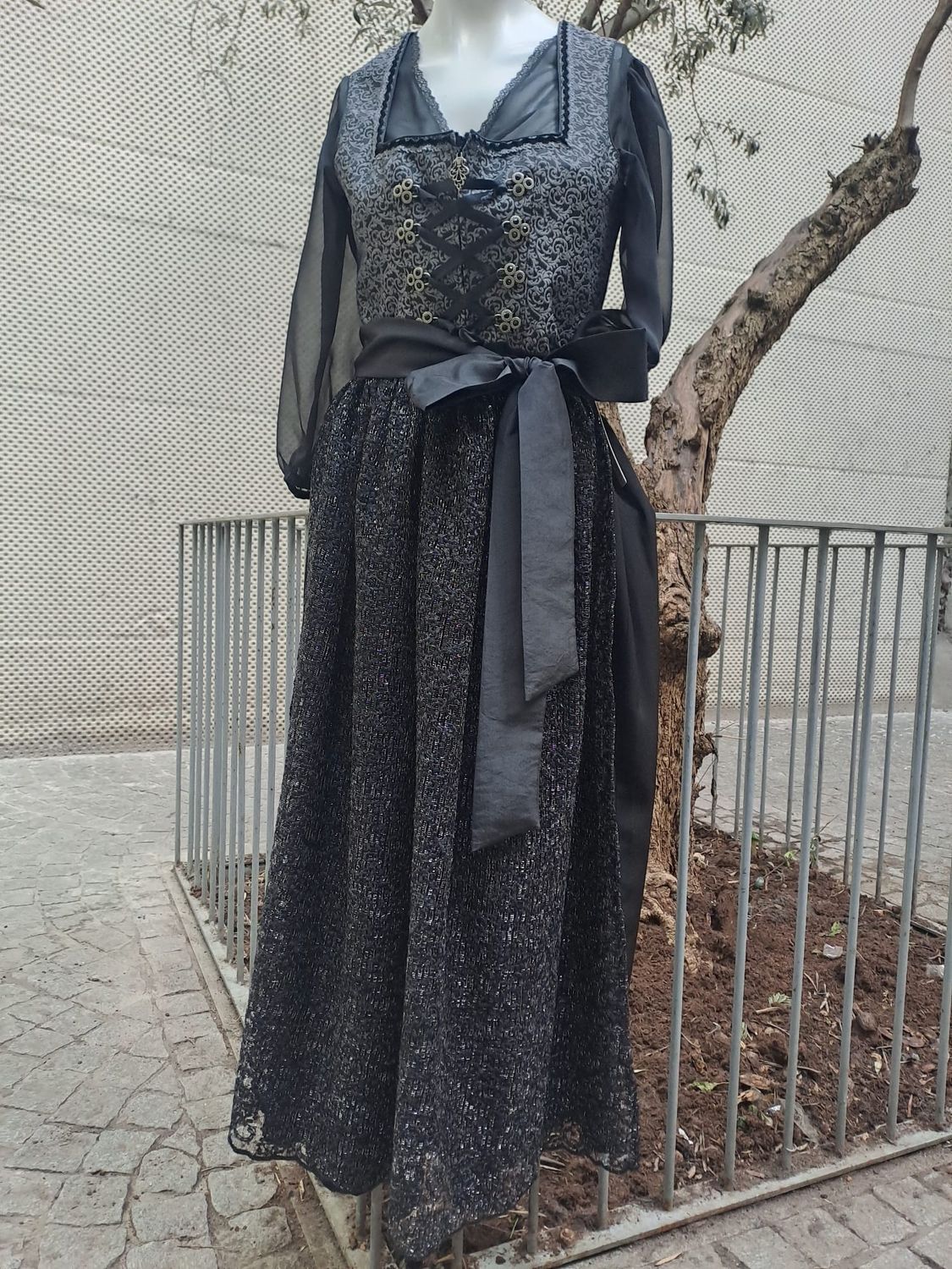 Dirndl Nerina long € 299,00