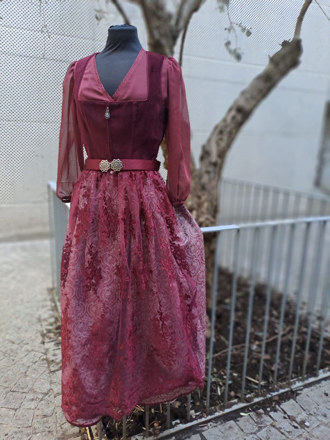 Dirndl Ambra long € 299,00
