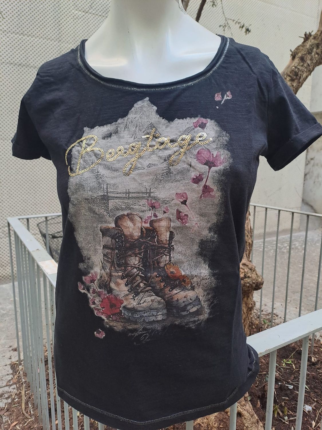 Fayetta t-shirt black € 45,00