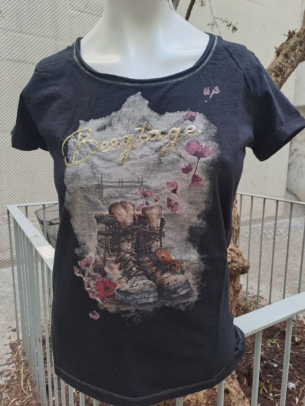 Fayetta t-shirt black € 45,00