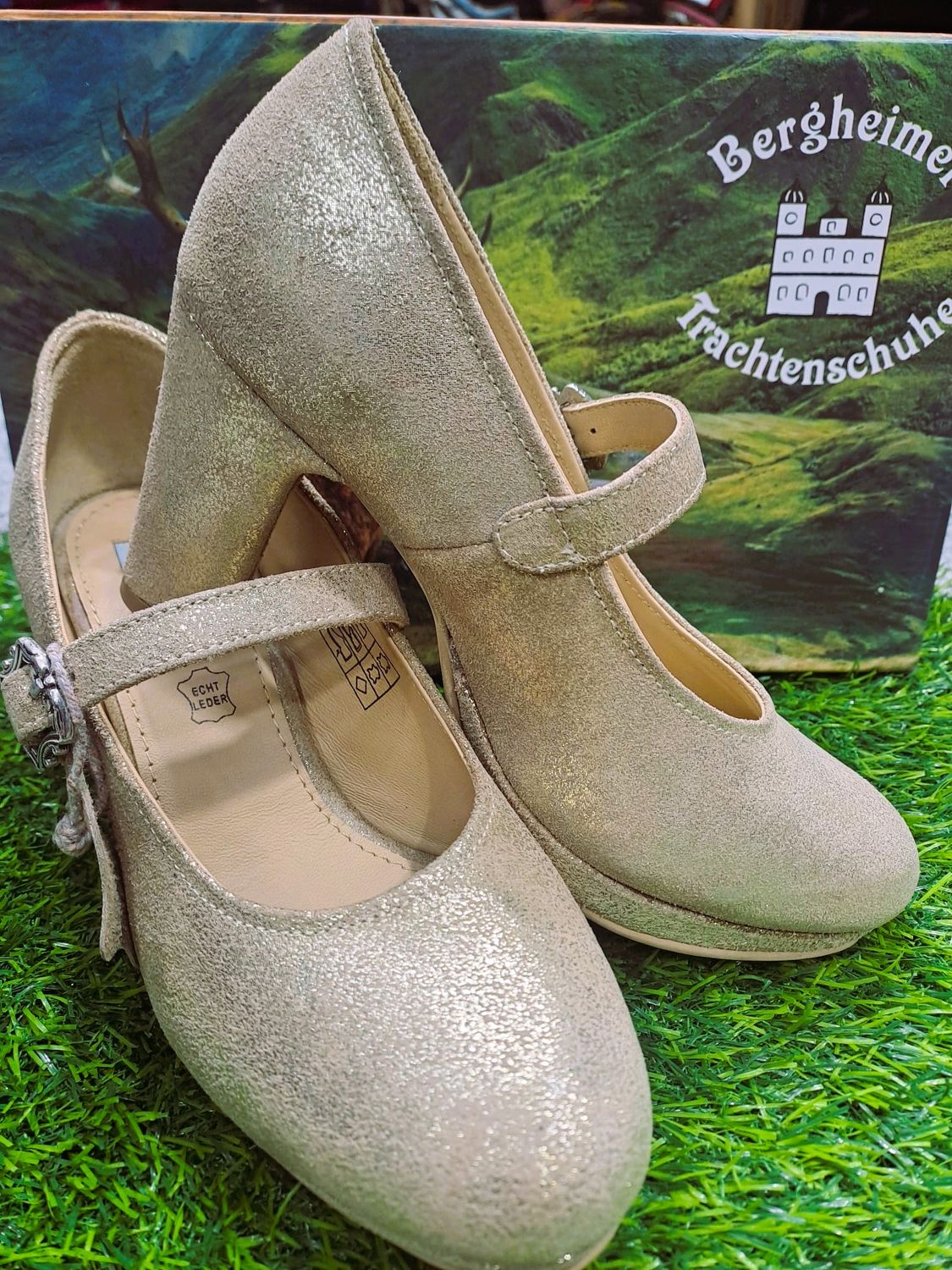 Pumps gold €99,00