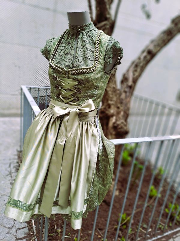 Dirndl Sabine 44 € 199,00