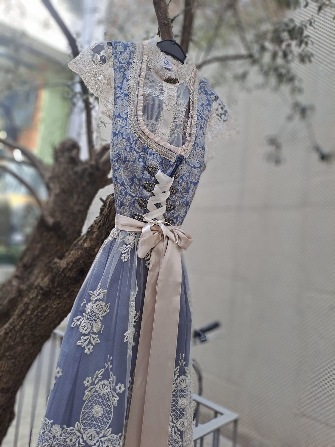Dirndl Orchidee 44 € 199,00
