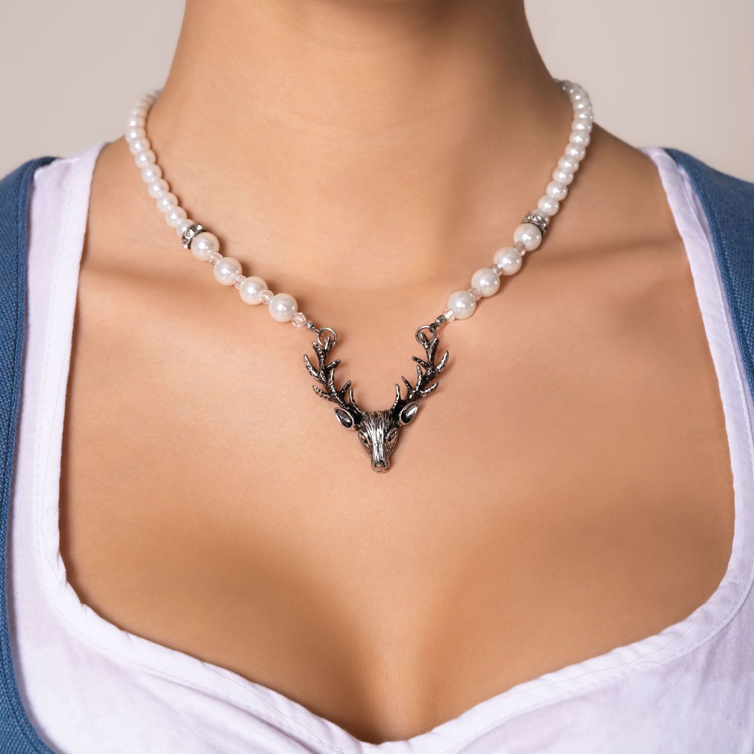 Collana perle con cervo € 32,00 Collana perle con cervo € 32,00