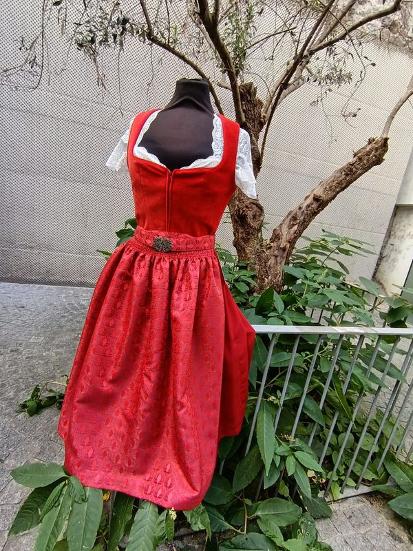 Dirndl Celine 34 € 239,00 Dirndl Celine 34 € 239,00