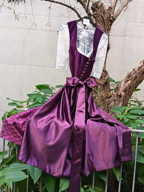 Dirndl Pflaume long € 299,00 Dirndl Pflaume long € 299,00