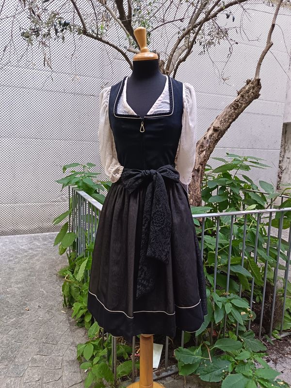 Dirndl Sophie € 249,00 Dirndl Sophie € 249,00