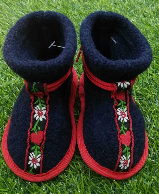 Pantofole baby 6-9 M. € 19,90 Pantofole baby 6-9 M. € 19,90