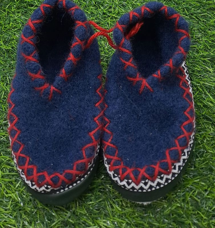 Hüttenschuhe Kinder Wolle € 39,90 Hüttenschuhe Kinder Wolle € 39,90