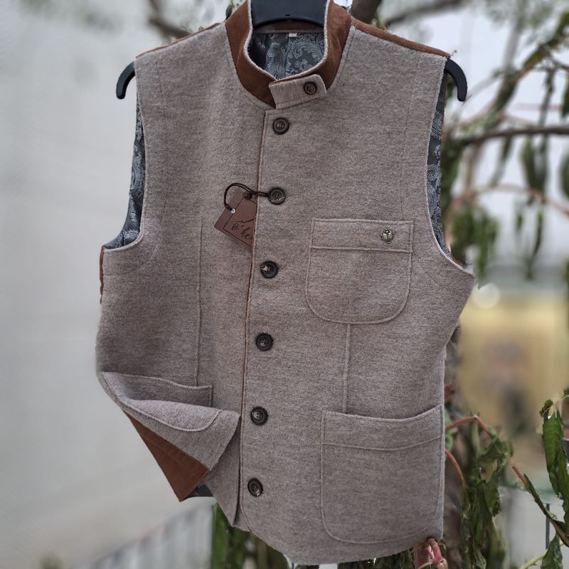 Gilet Dolomiti 54 € 299,00 Gilet Dolomiti 54 € 299,00