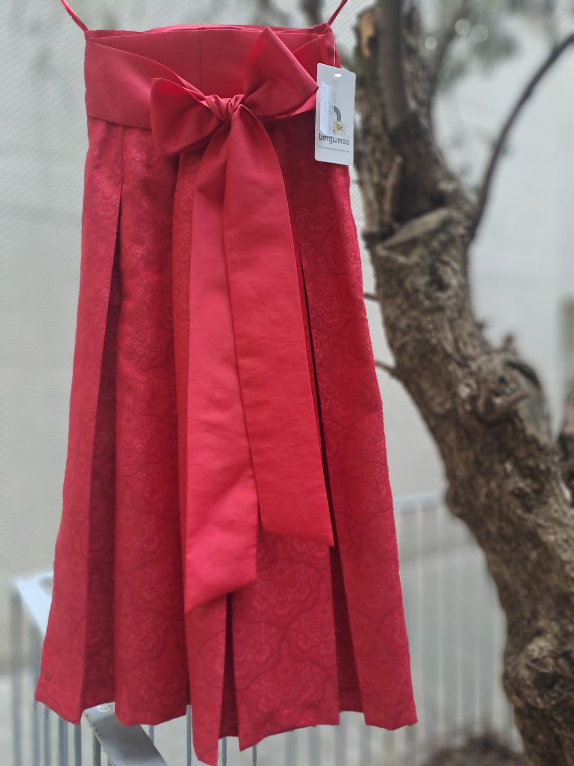 Theresa red 32 €99,00 Theresa red 32 €99,00
