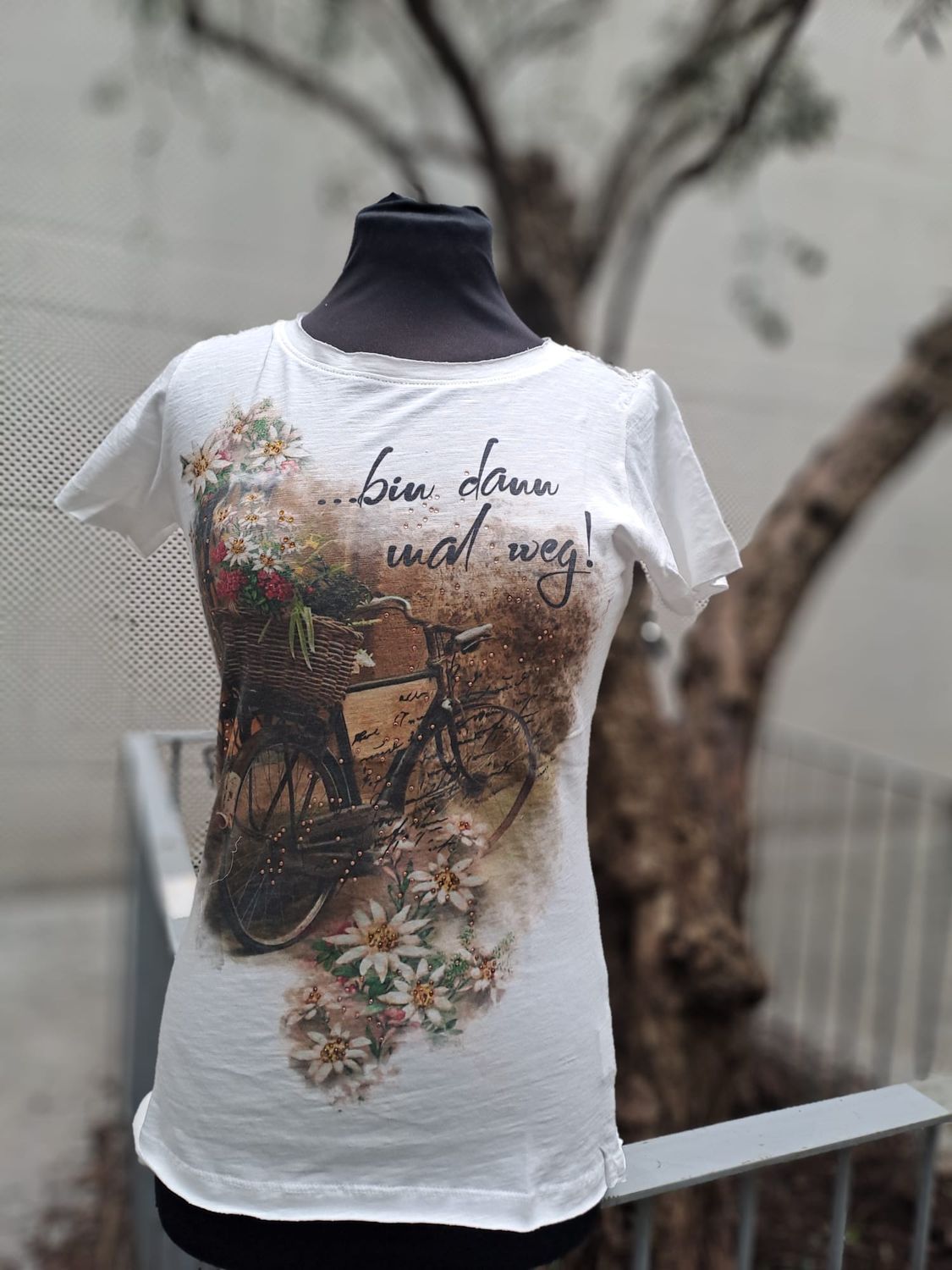 Frederike t-shirt white € 45,00 Frederike t-shirt white € 45,00