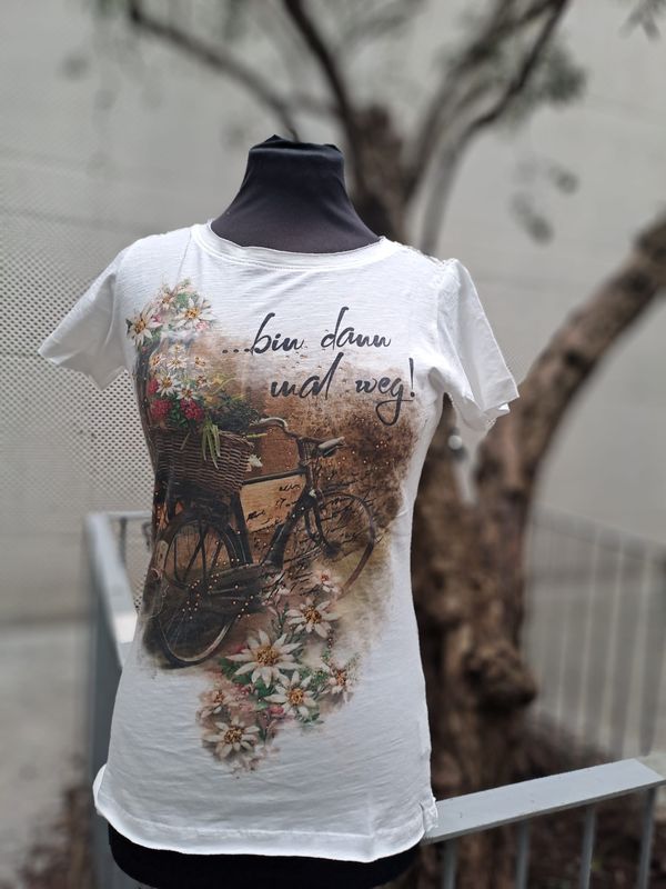 Frederike t-shirt white € 45,00 Frederike t-shirt white € 45,00