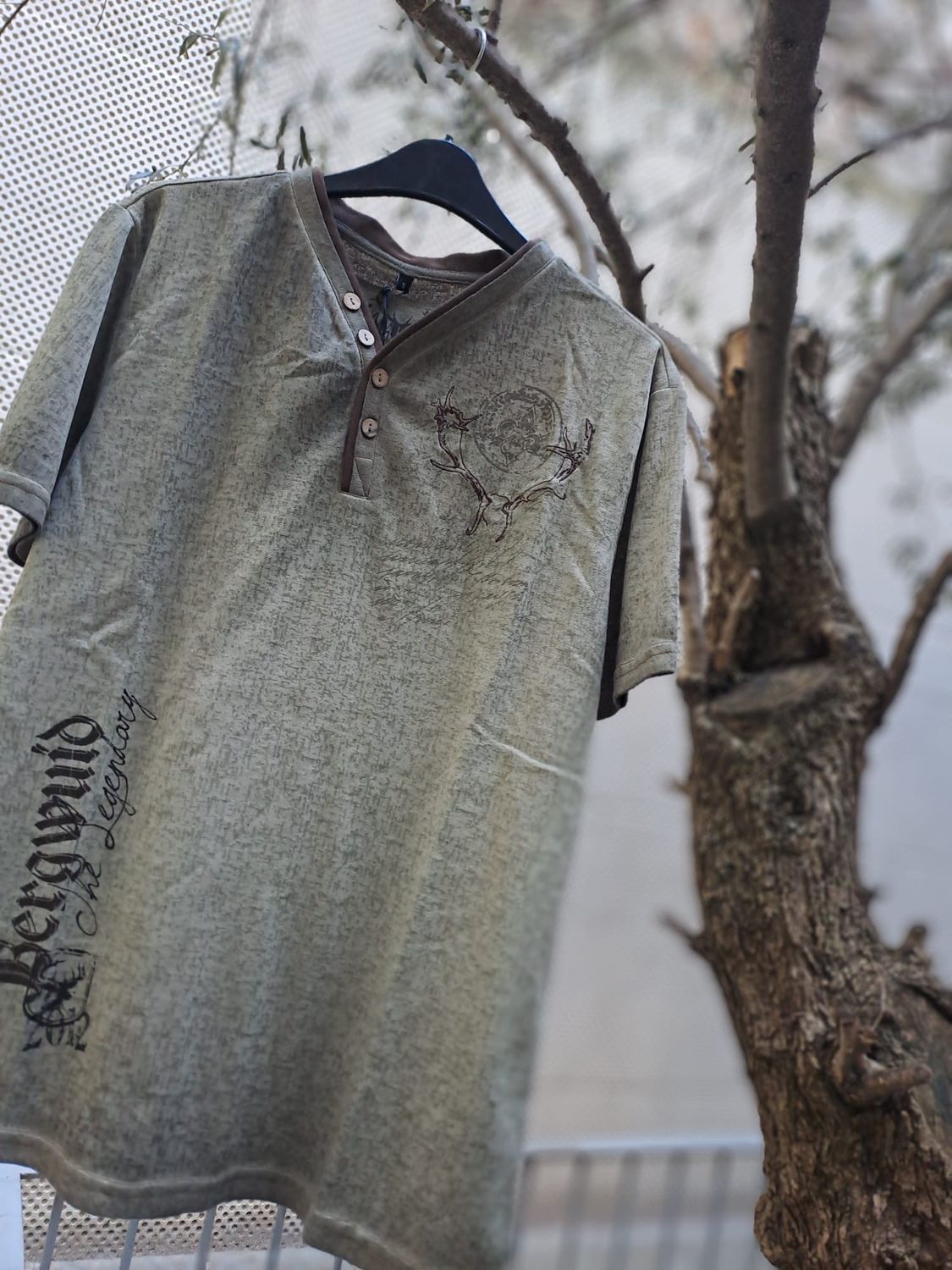 Faustus t-shirt € 55,00 Faustus t-shirt € 55,00