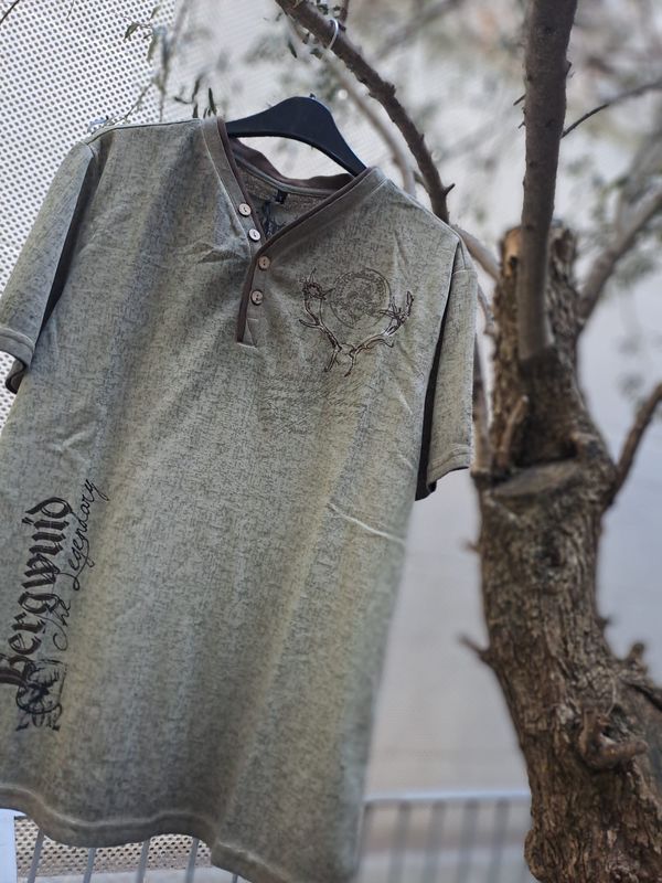 Faustus t-shirt € 55,00 Faustus t-shirt € 55,00