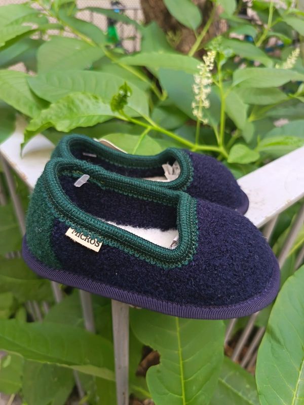 Pantofole lana cotta bimbi € 38,00 Pantofole lana cotta bimbi € 38,00