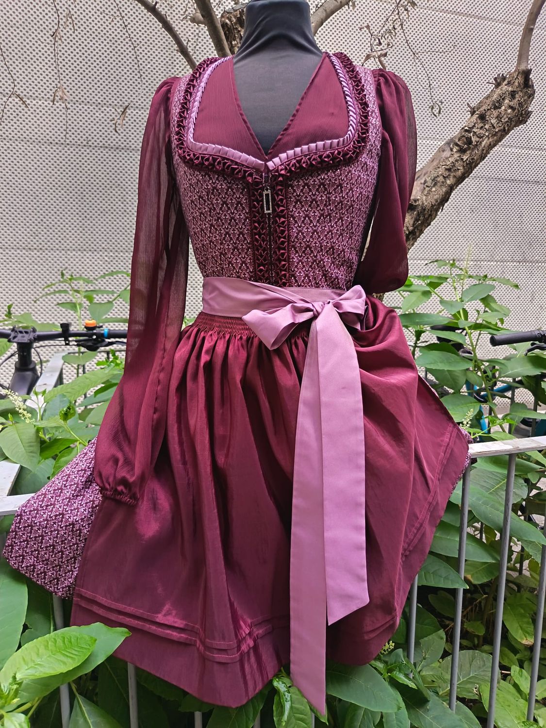 Mrs. Bordeaux ,40 €199,00 Mrs. Bordeaux ,40 €199,00