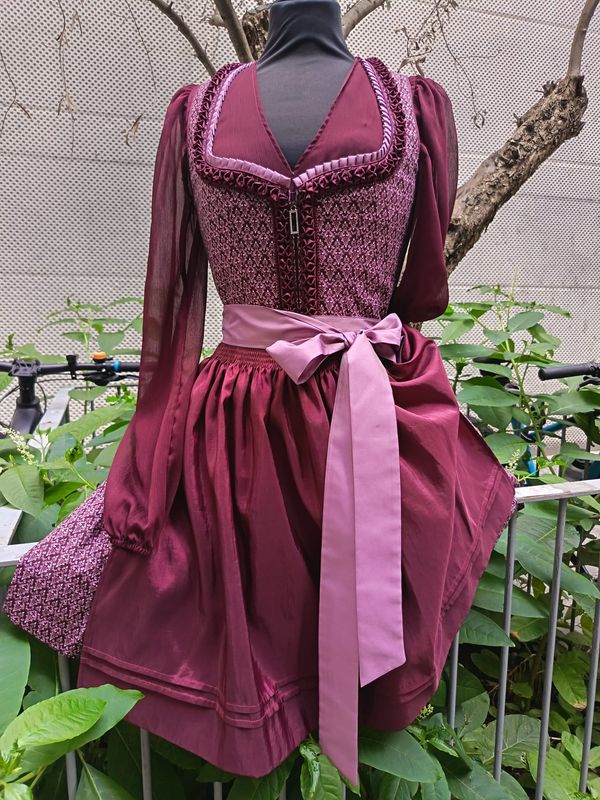 Mrs. Bordeaux ,40 €199,00 Mrs. Bordeaux ,40 €199,00