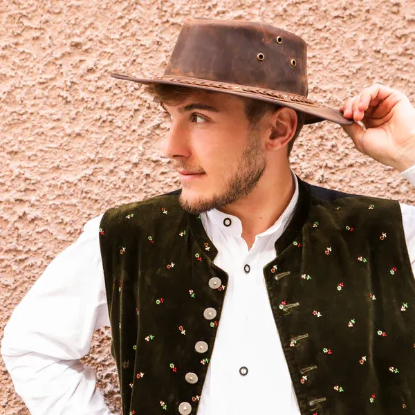 Cappello in pelle € 59,00 Cappello in pelle € 59,00