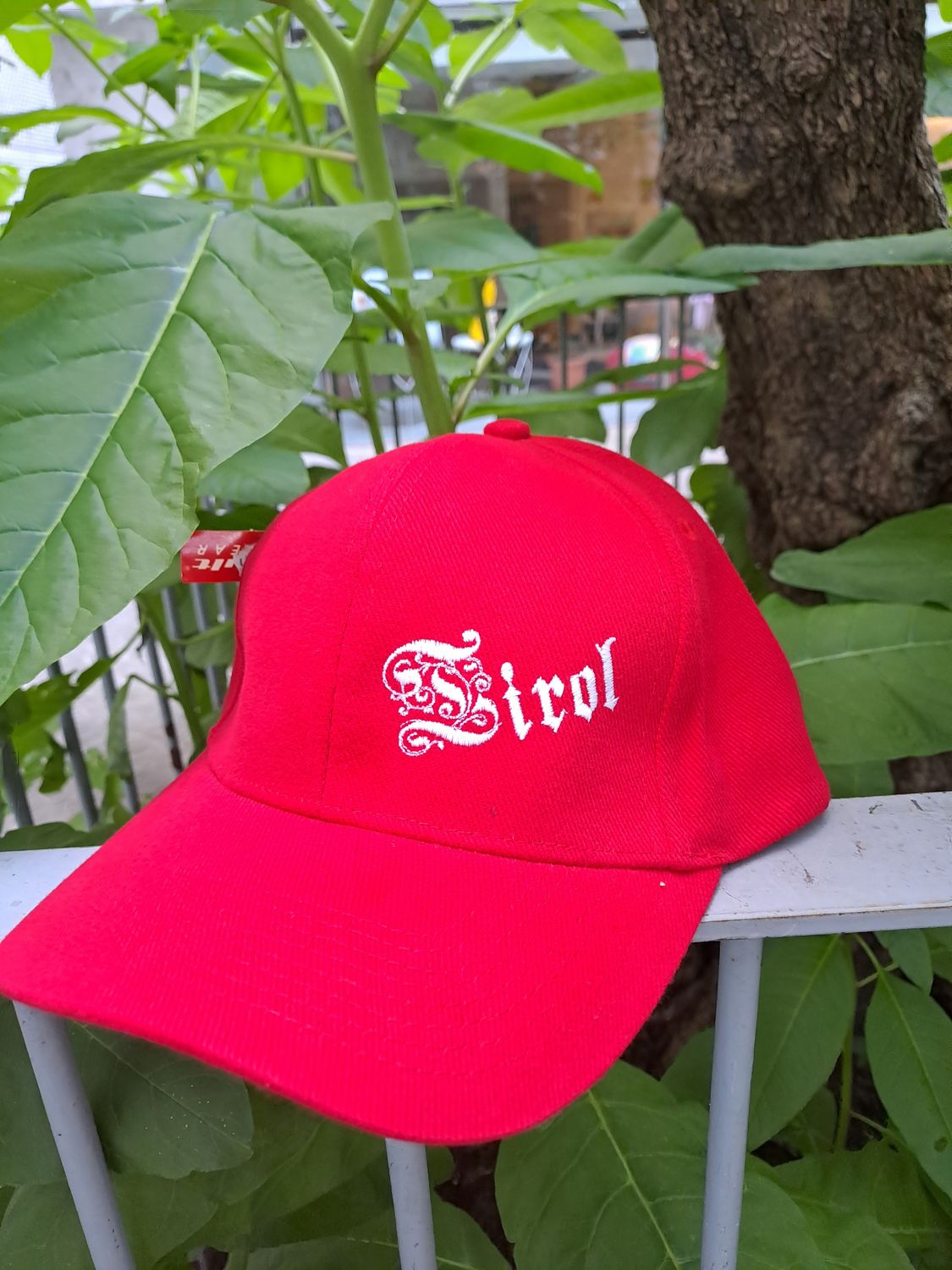 Cap Tirol red € 19,90