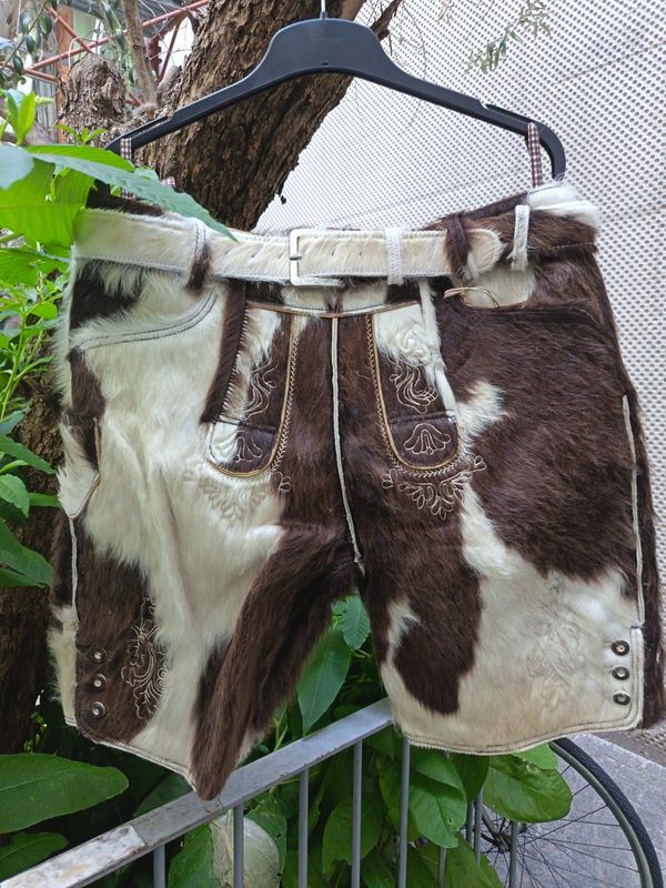 Kuhfellhose Hafling 52 € 299,00 Kuhfellhose Hafling 52 € 299,00