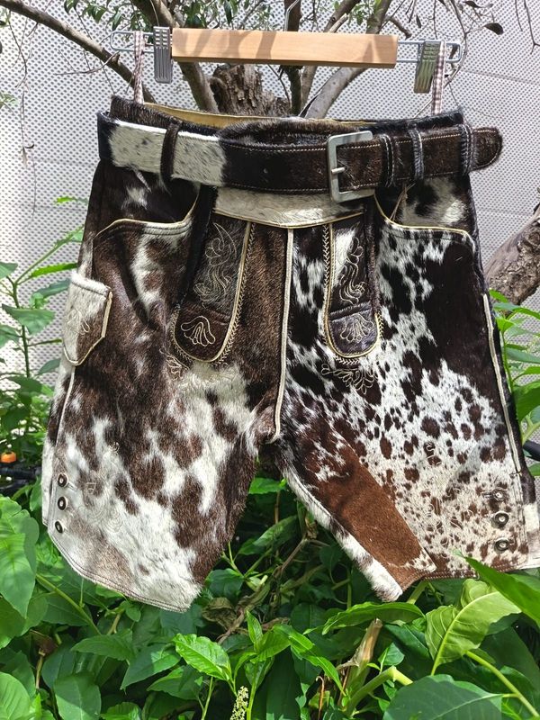 Kuhfellhose Hafling 48 € 299,00 Kuhfellhose Hafling 48 € 299,00
