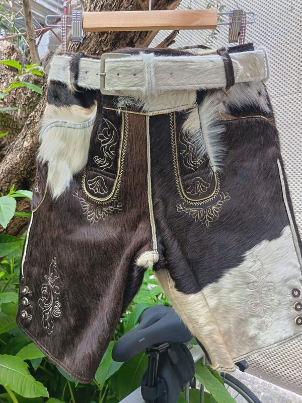 Kuhfellhose Hafling 46 € 299,00 Kuhfellhose Hafling 46 € 299,00