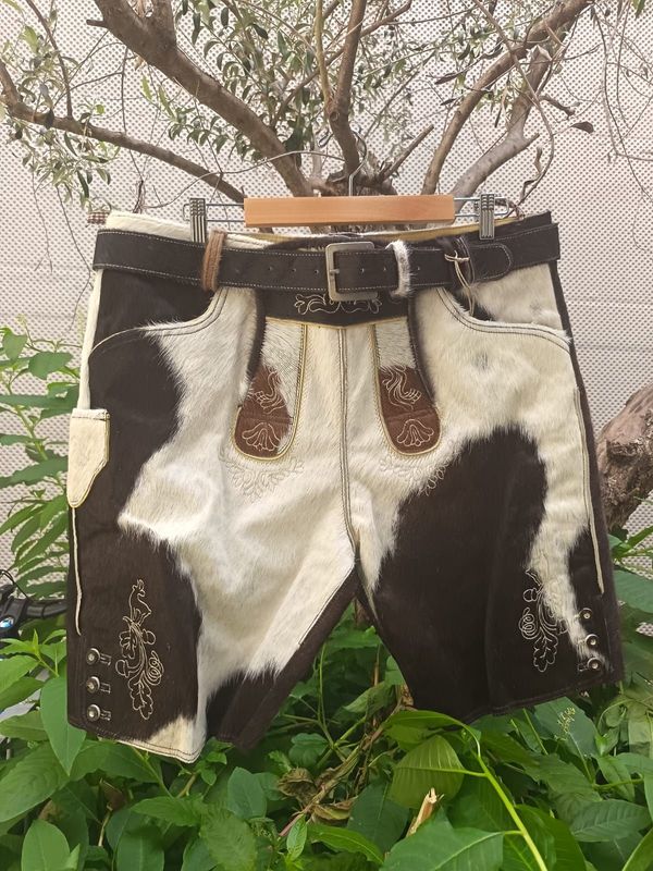 Kuhfellhose Hafling 58 € 299,00 Kuhfellhose Hafling 58 € 299,00