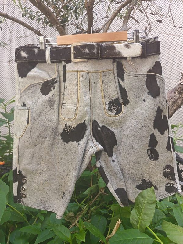 Kuhfellhose Hafling 54 € 299,00 Kuhfellhose Hafling 54 € 299,00