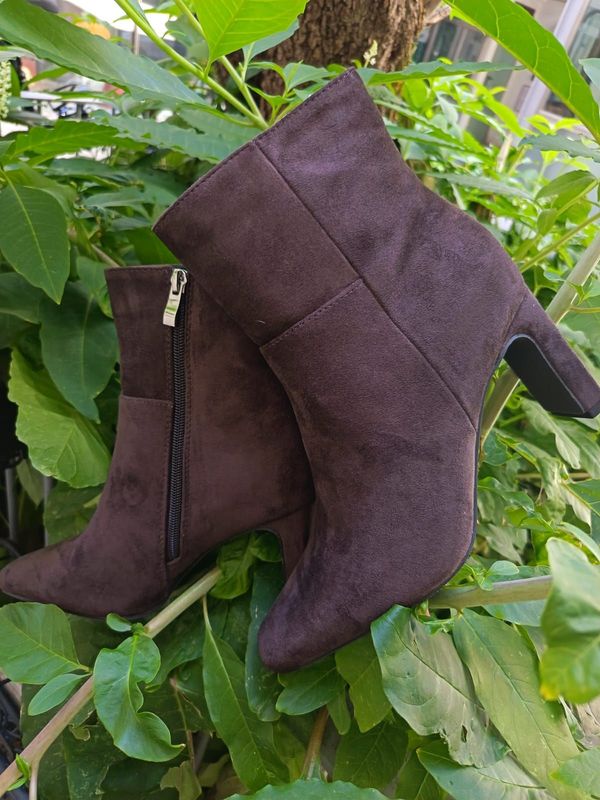 Stivi € 79,00 Stivi € 79,00