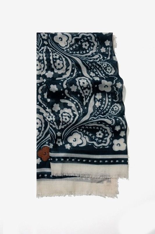 PAÑUELO FLOR BORDADA