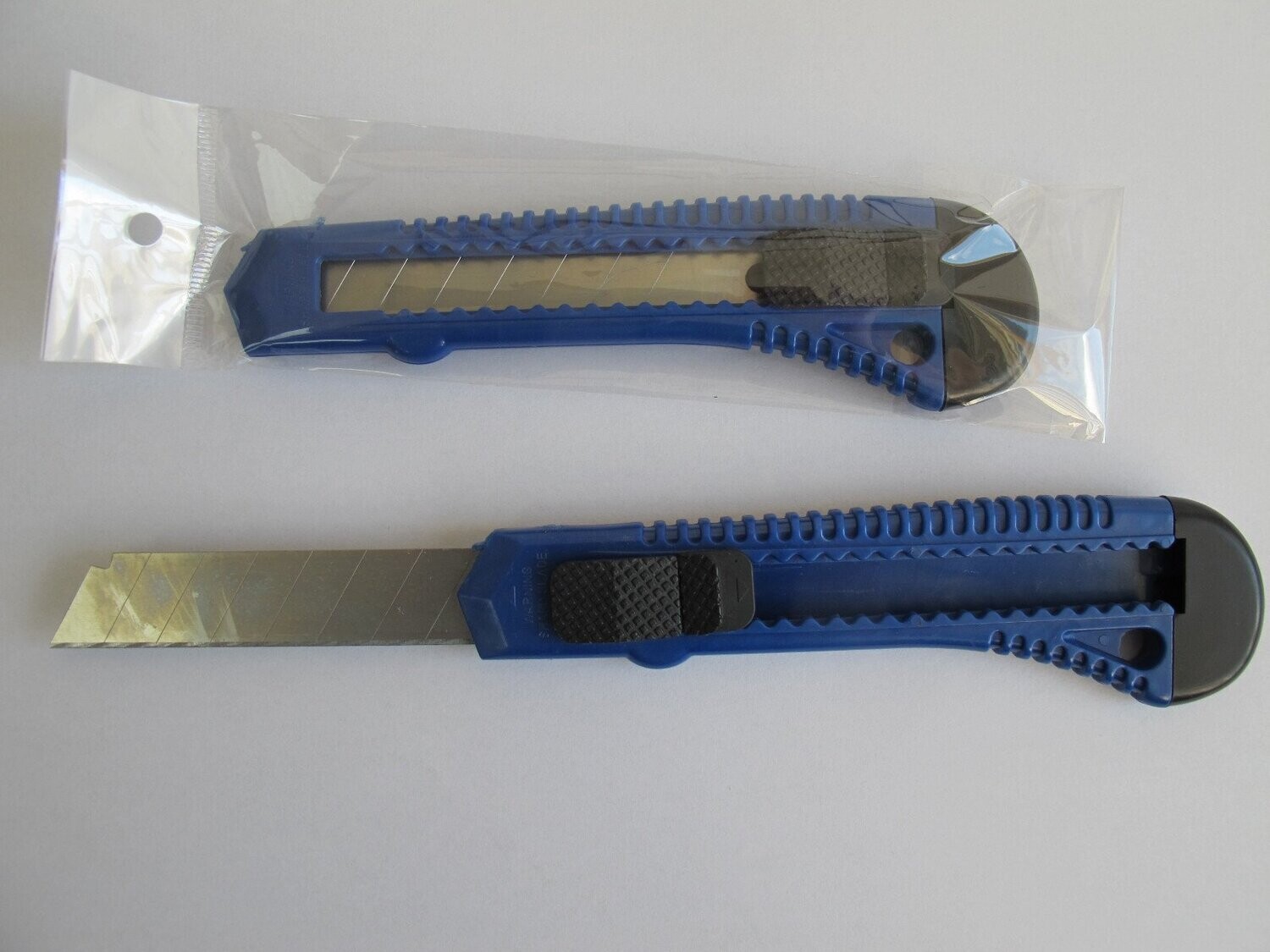 1 Stück Cuttermesser 18mm blau oder rot 1 Stück Cuttermesser 18mm blau oder rot