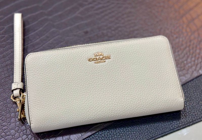 COACH LONG ZIP AROUND WALLET