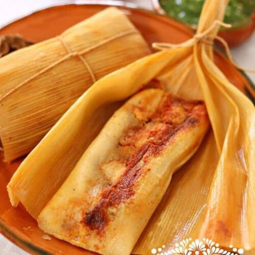 Tamal  rojo con pollo 
