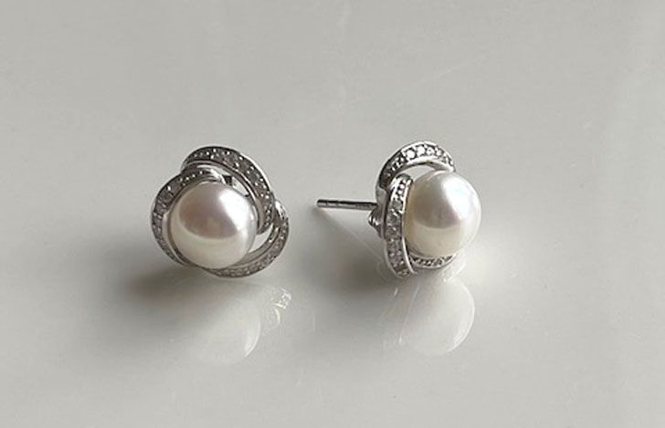 White pearl stud with sterling silver and cubic zirconia-white