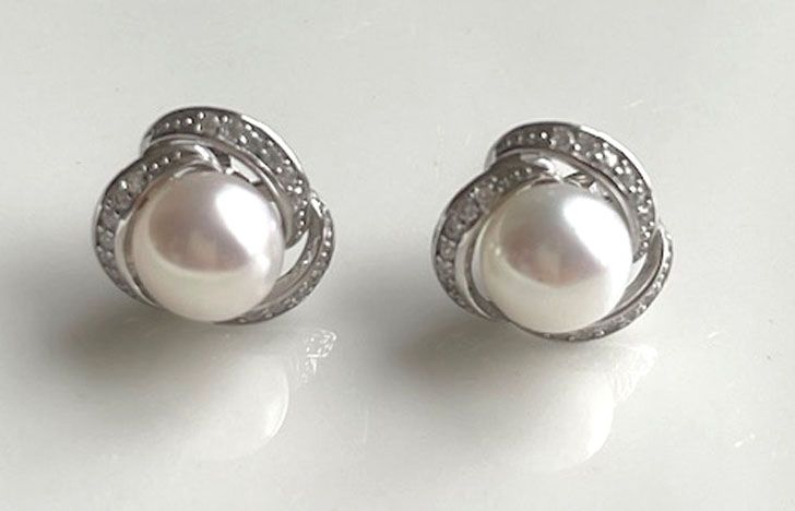 White pearl stud with sterling silver and cubic zirconia-white