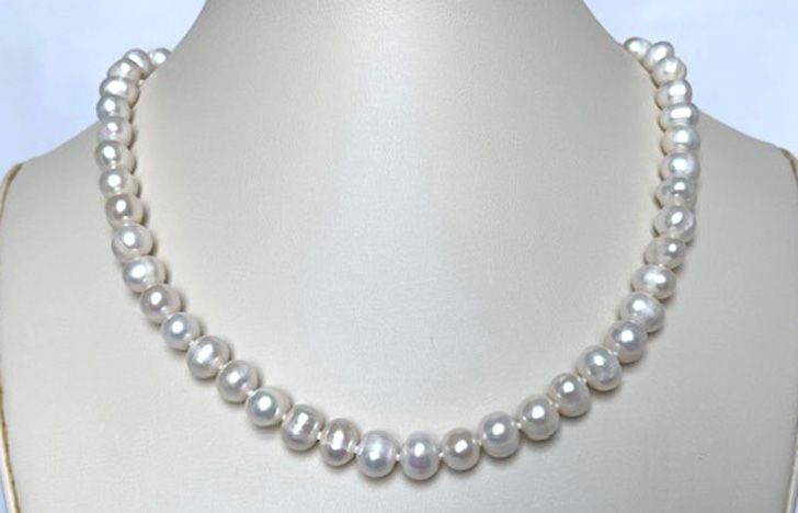 Cultured white pearl necklace