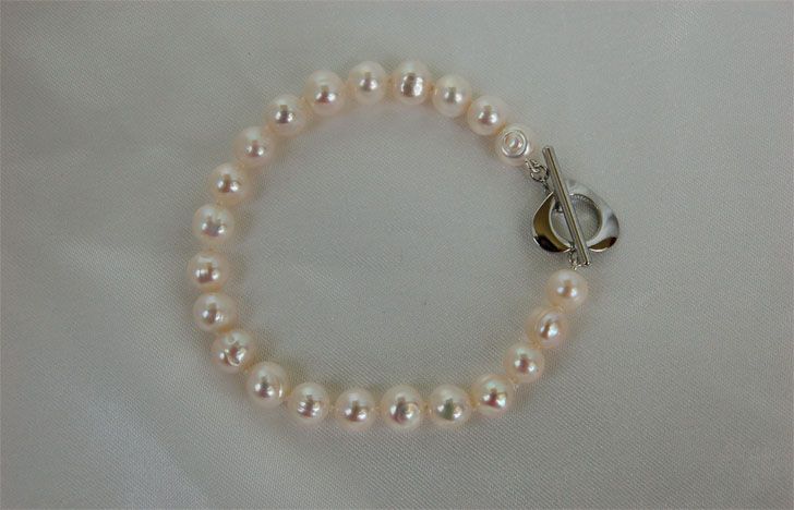 Cultured pearl bracelet with heart toggle clasp - white