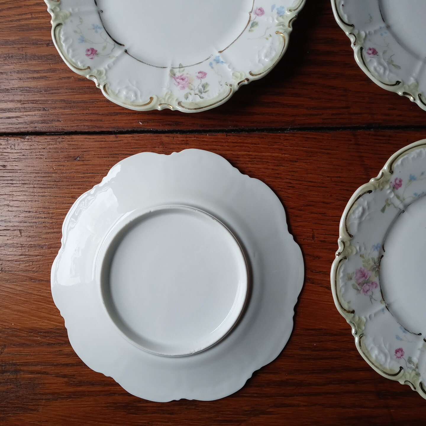 6 Vintage 6&quot; dia. floral and gold metallic plates. Very shabby chic.