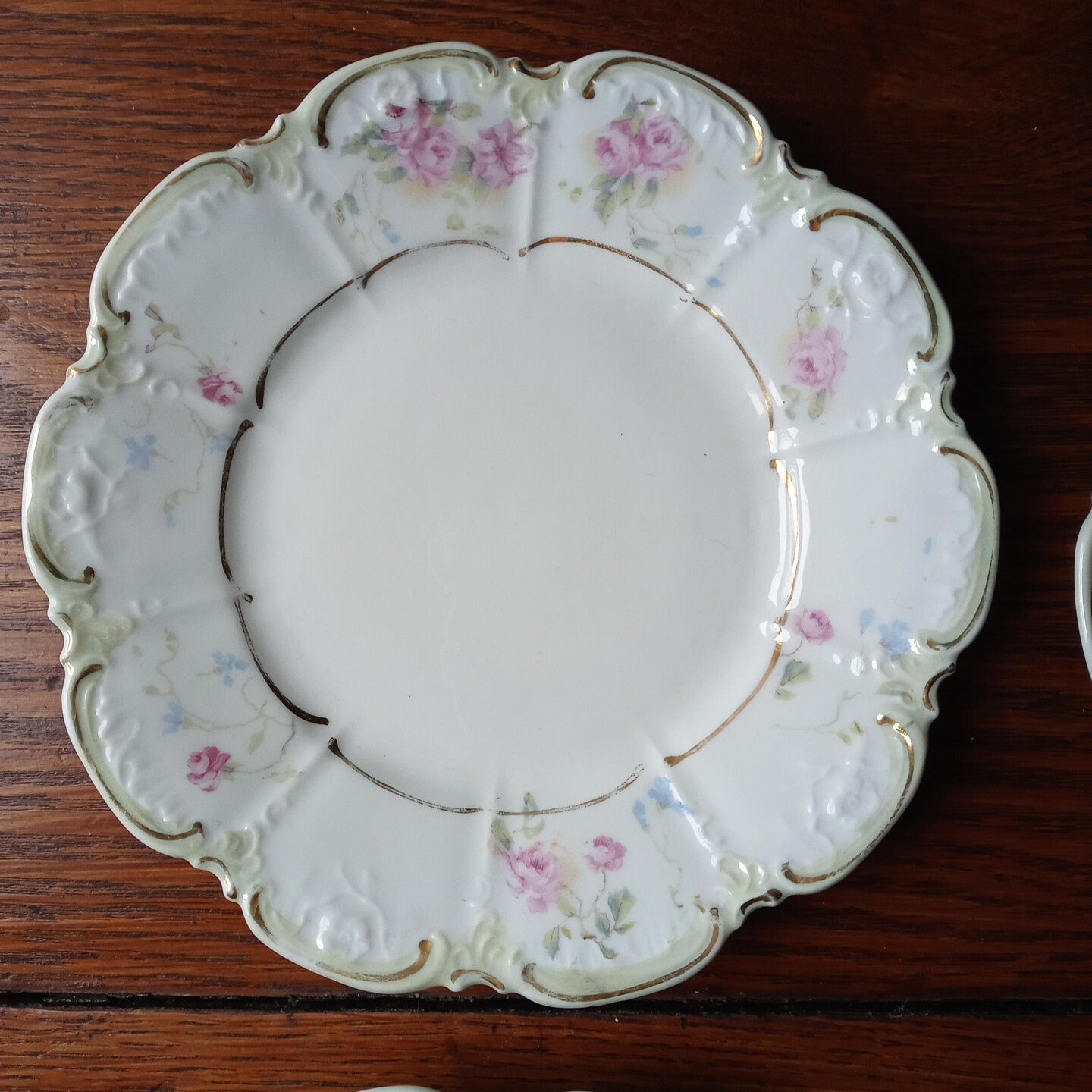 6 Vintage 6&quot; dia. floral and gold metallic plates. Very shabby chic.