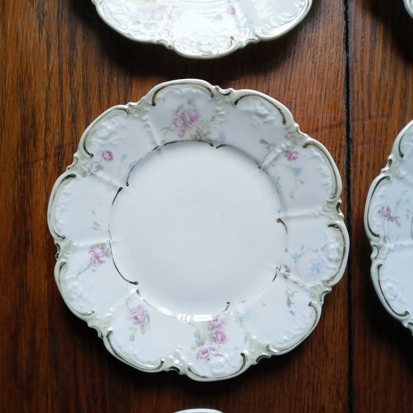 6 Vintage 6&quot; dia. floral and gold metallic plates. Very shabby chic.