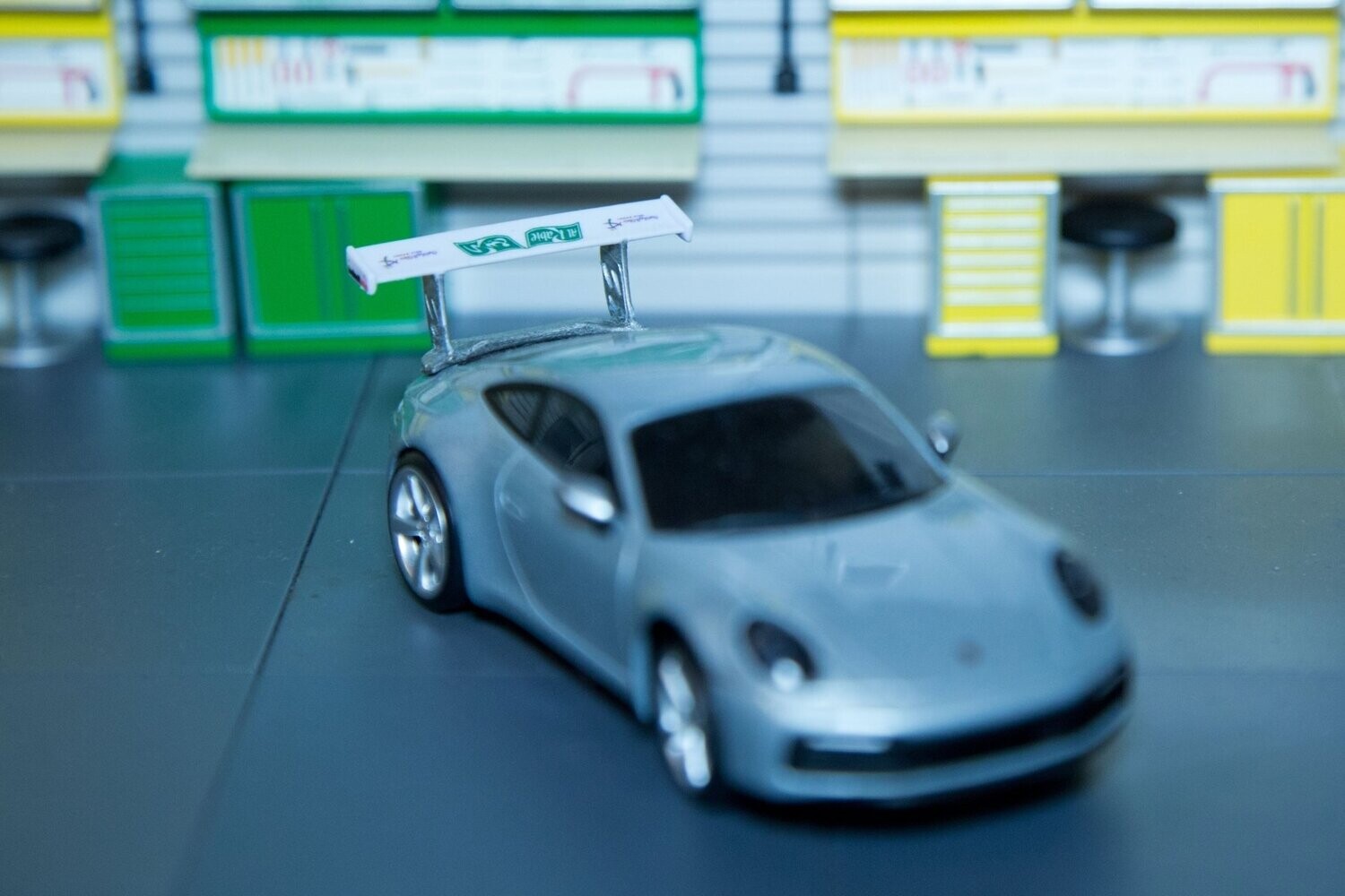 SE: Heckspoiler für Porsche: weiß mit grün
